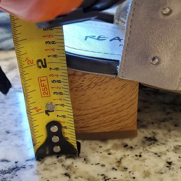 Women's Kenneth Cole Reaction Silver Sandals - Picture 8 of 8